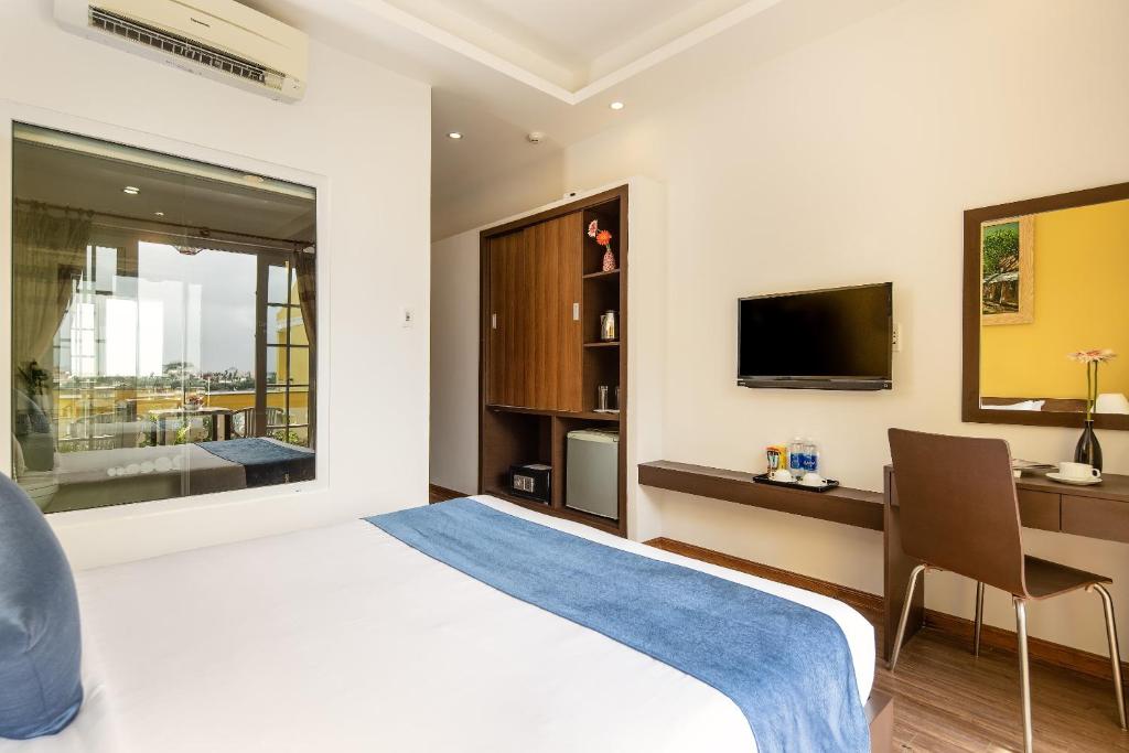 Deluxe Double Room with Pool View 4.jpg