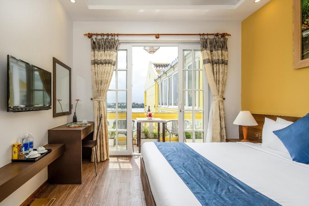 Deluxe Double Room with Pool View 5.jpg