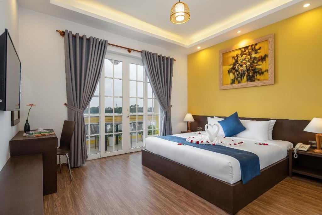 Deluxe Double Room with River View 6.jpg